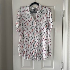 Torrid white with feather print button up blouse. Like new, perfect condition.